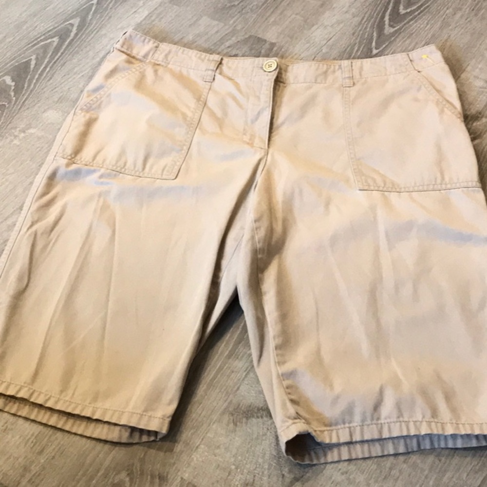 ⭐️ New York & Co.~~Khaki Bermuda’s~~⭐️